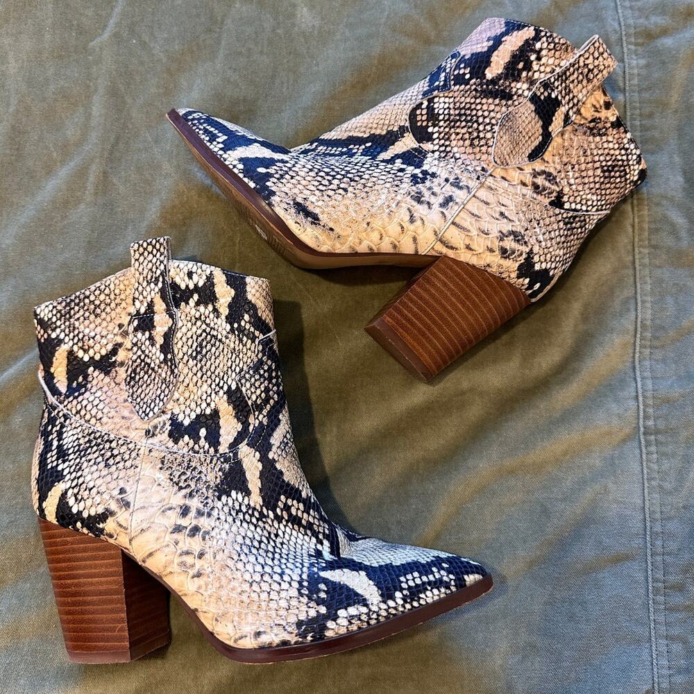 Gibson Latimer Cream and Black Snakeskin Ankle Booties size 6.
